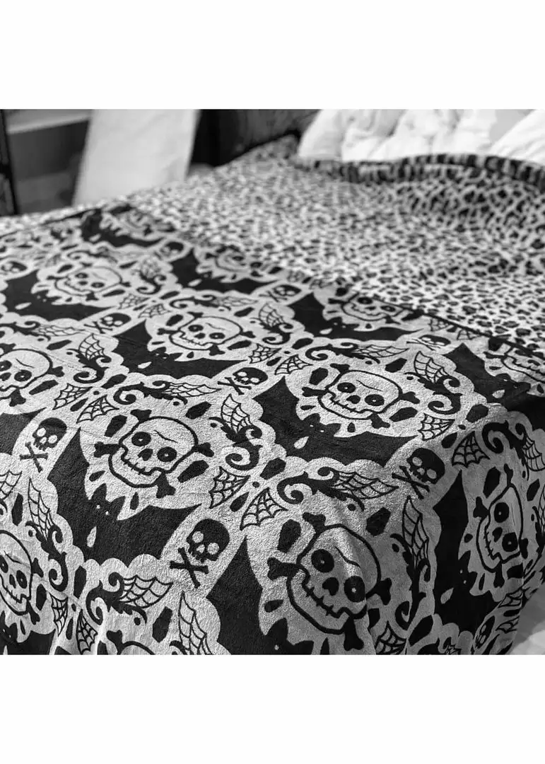 New In Sourpuss Spooky Damask Blanket Black 4 New In Sourpuss Spooky Damask Blanket Black